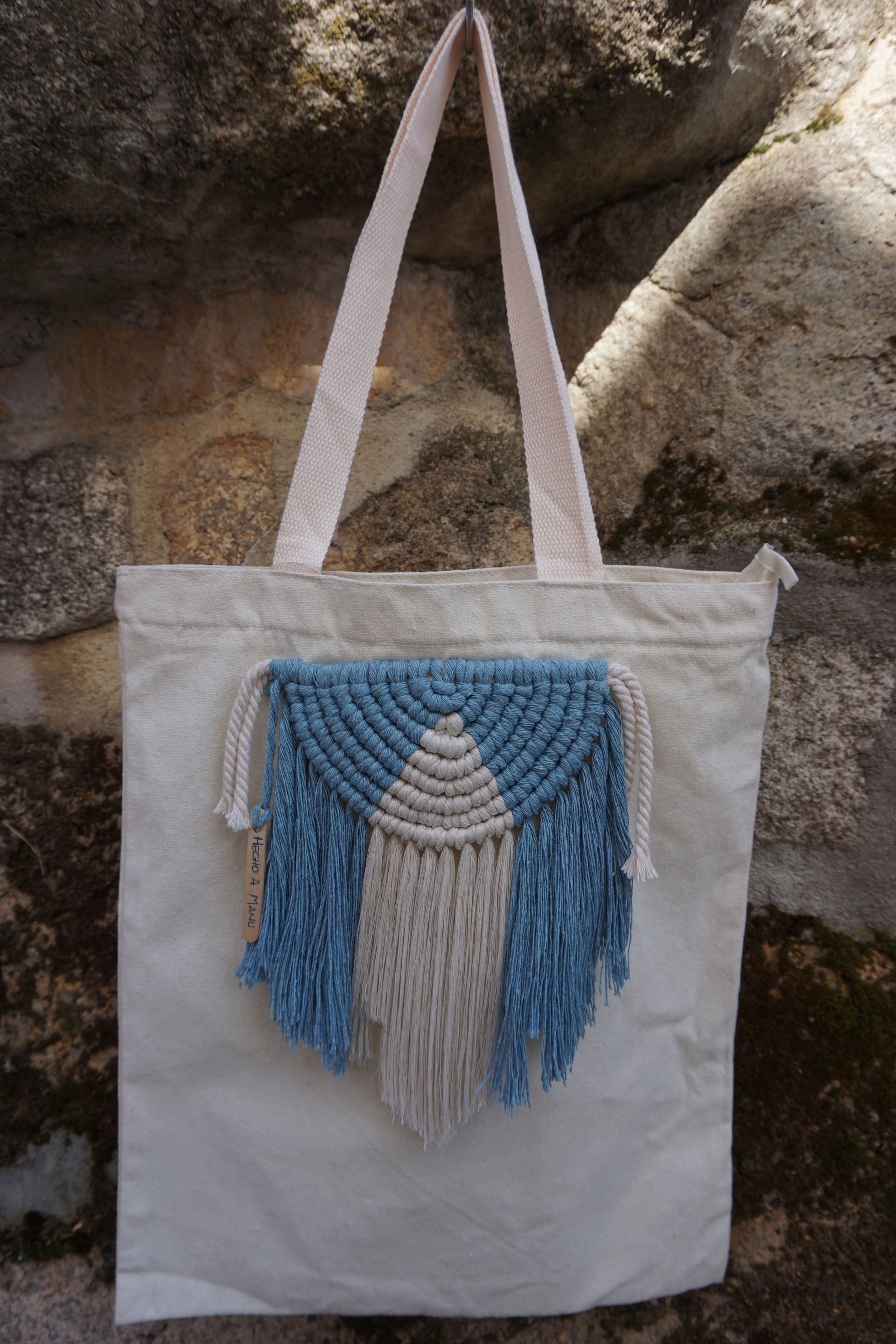 TOTE BAG COLOR NATURAL. MACRAMÉ SEMICIRCULAR EN NATURAL/CELESTE