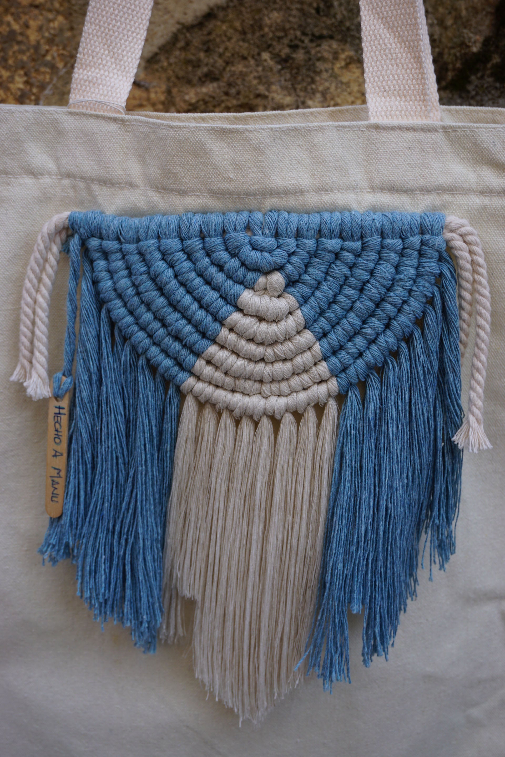 TOTE BAG COLOR NATURAL. MACRAMÉ SEMICIRCULAR EN NATURAL/CELESTE
