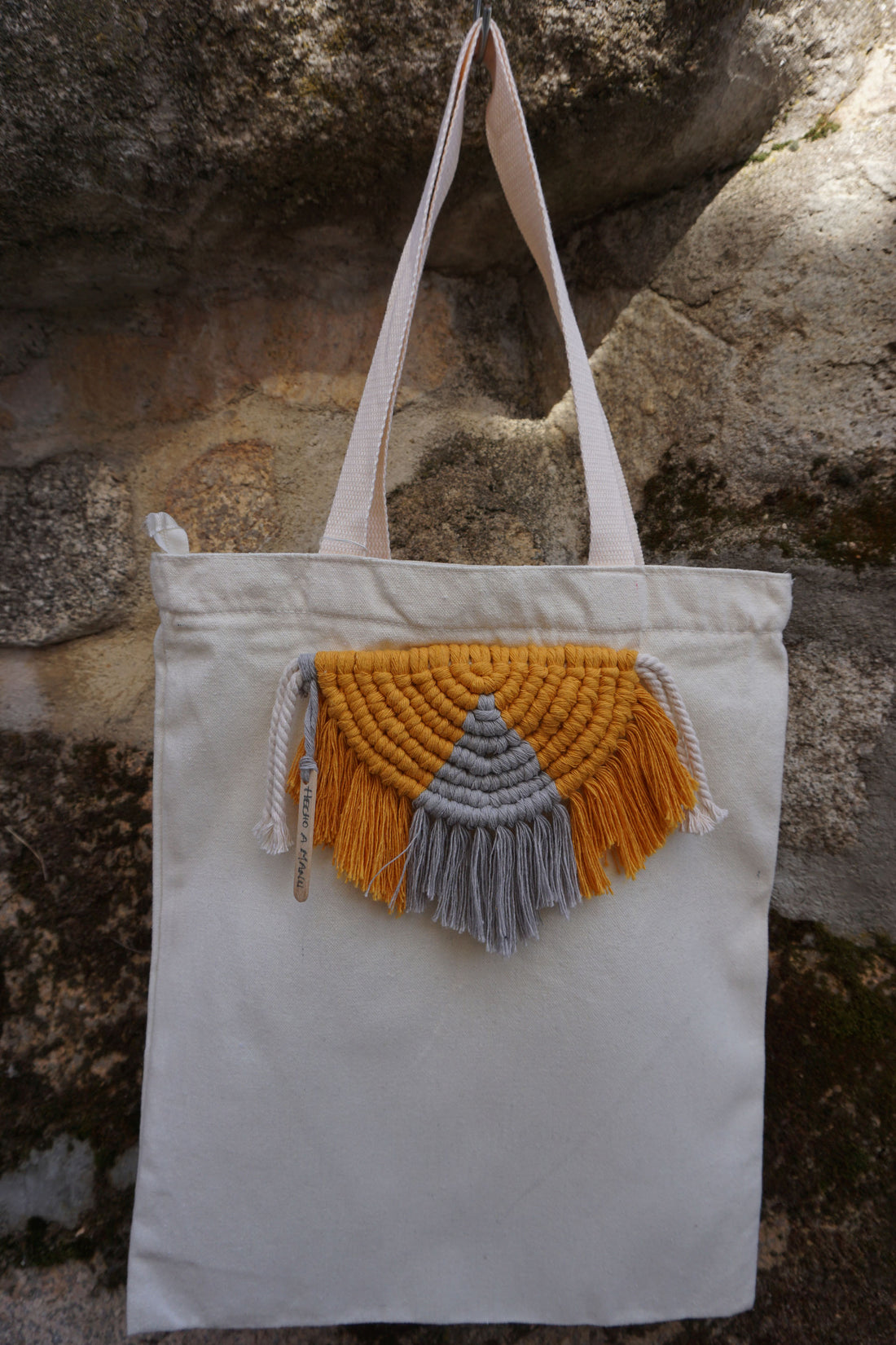 TOTE BAG NATURAL MACRAMÉ SEMICIRCULAR MOSTAZA/ALUMINIO
